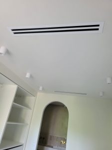 Installation d’un système de climatisation moderne par Renov-Air pour maison ou bureau
