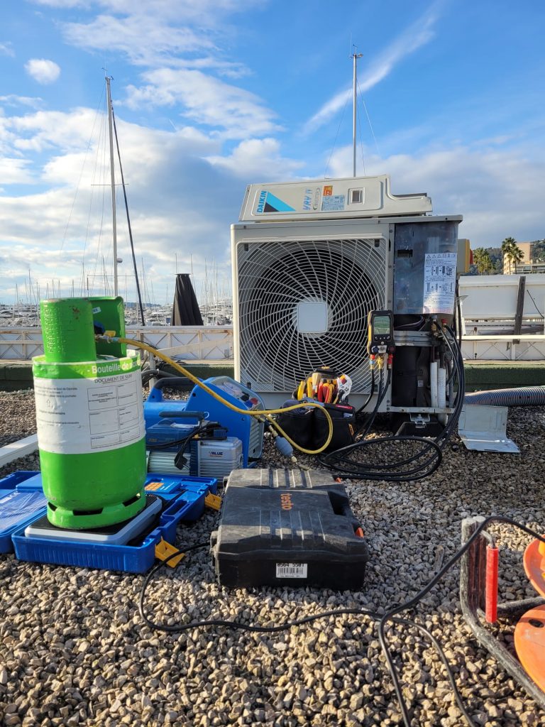 Technicien Renov-Air réalisant l’installation d’un système de plomberie, chauffage ou climatisation
