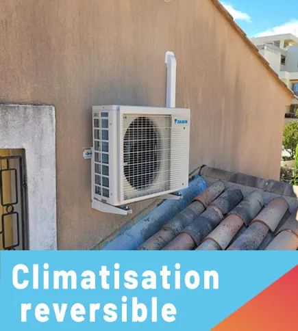 Technicien Renov-Air finalisant l'installation d'un système de climatisation réversible.